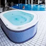 Apartment Laurel White With Jacuzzi Bath And Pool Access