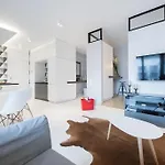 Laurel White With Jacuzzi Bath And Pool Access Apartment *