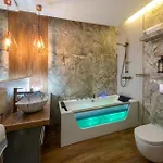 Laurel White With Jacuzzi Bath And Pool Access Krakow