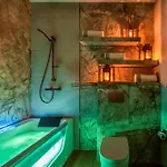 Laurel White With Jacuzzi Bath And Pool Access Apartment