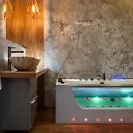 Laurel White With Jacuzzi Bath And Pool Access