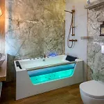 Laurel White With Jacuzzi Bath And Pool Access Apartment