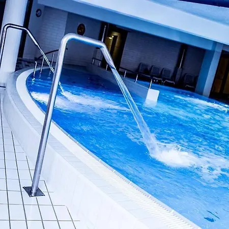 Laurel White With Jacuzzi Bath And Pool Access Apartmán *