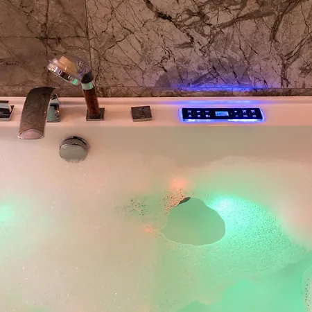 Laurel White With Jacuzzi Bath And Pool Access Apartmán Krakov