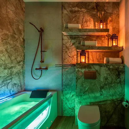 Laurel White With Jacuzzi Bath And Pool Access Apartmán