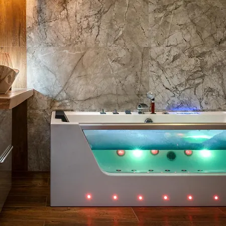 Laurel White With Jacuzzi Bath And Pool Access Krakov