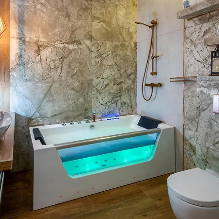 Laurel White With Jacuzzi Bath And Pool Access Apartmán