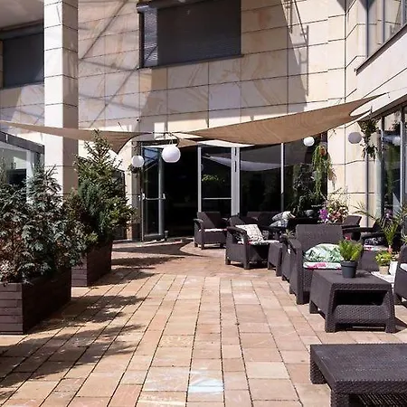 Laurel White Apartment With Jacuzzi Bath And Pool Access