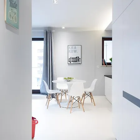 Laurel White Apartment With Jacuzzi Bath And Pool Access * Krakov