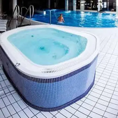 Apartmán Laurel White Apartment With Jacuzzi Bath And Pool Access