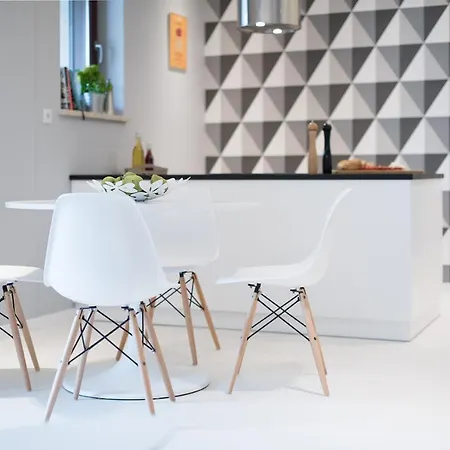 Laurel White Apartment With Jacuzzi Bath And Pool Access