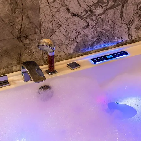 Laurel White Apartment With Jacuzzi Bath And Pool Access *