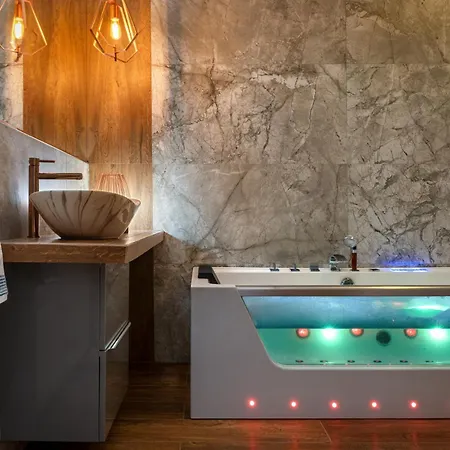 Laurel White Apartment With Jacuzzi Bath And Pool Access