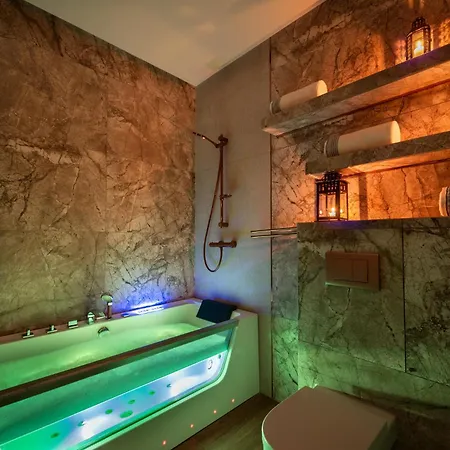 Laurel White Apartment With Jacuzzi Bath And Pool Access Appartement Cracovie