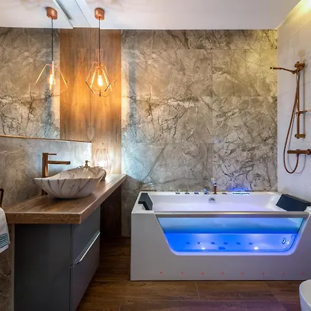 Laurel White Apartment With Jacuzzi Bath And Pool Access