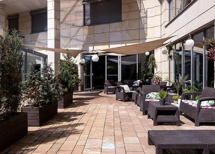 Laurel White With Jacuzzi Bath And Pool Access