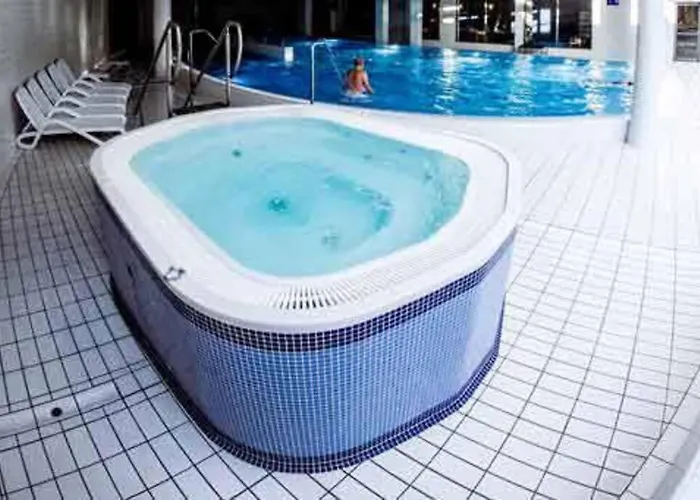 شقة Laurel White With Jacuzzi Bath And Pool Access