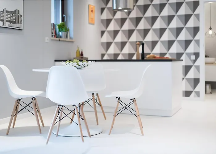 Laurel White With Jacuzzi Bath And Pool Access