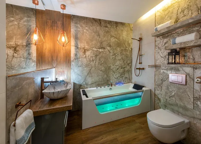 Laurel White With Jacuzzi Bath And Pool Access كراكوفيا