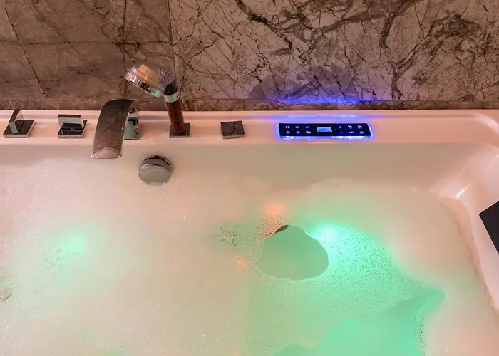 Laurel White With Jacuzzi Bath And Pool Access شقة كراكوفيا