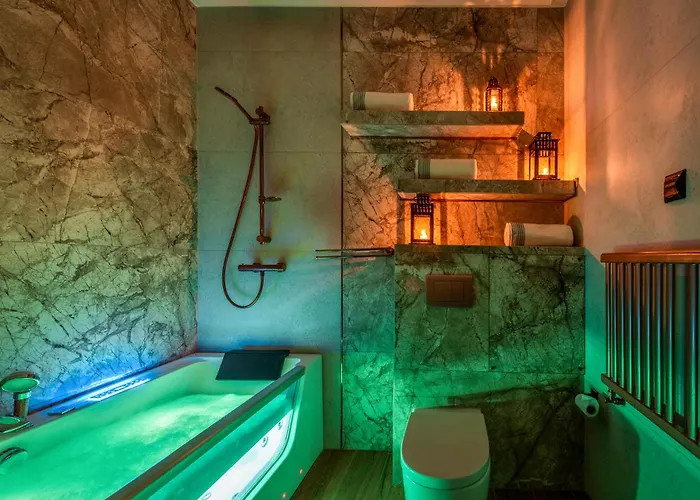 Laurel White With Jacuzzi Bath And Pool Access شقة