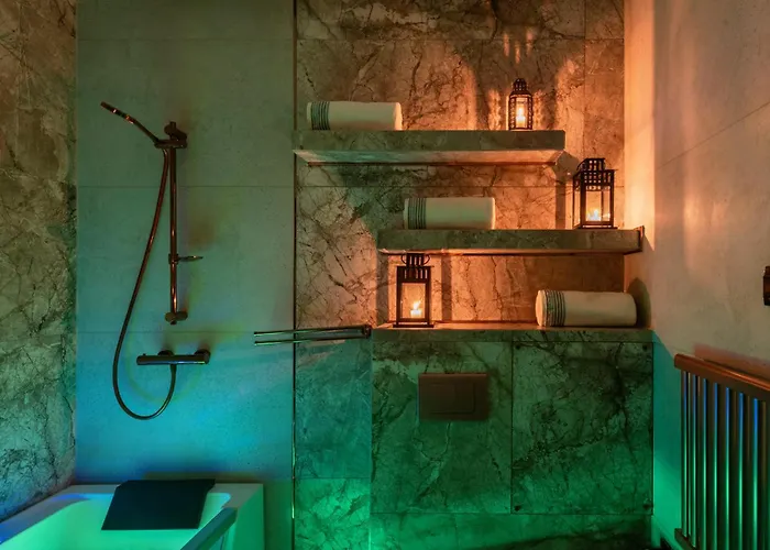 Laurel White With Jacuzzi Bath And Pool Access كراكوفيا