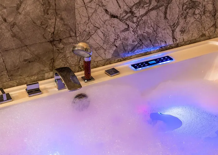 Laurel White With Jacuzzi Bath And Pool Access *