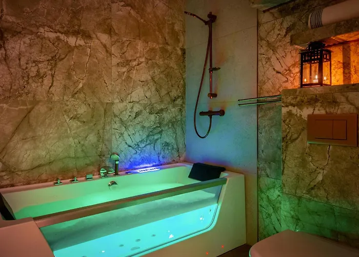 شقة Laurel White With Jacuzzi Bath And Pool Access كراكوفيا