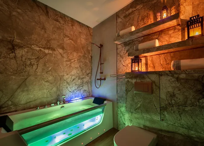 Laurel White With Jacuzzi Bath And Pool Access شقة كراكوفيا