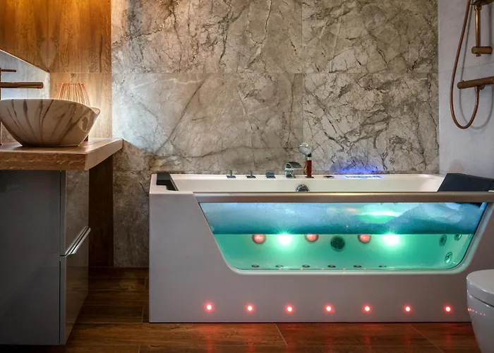 Laurel White With Jacuzzi Bath And Pool Access كراكوفيا